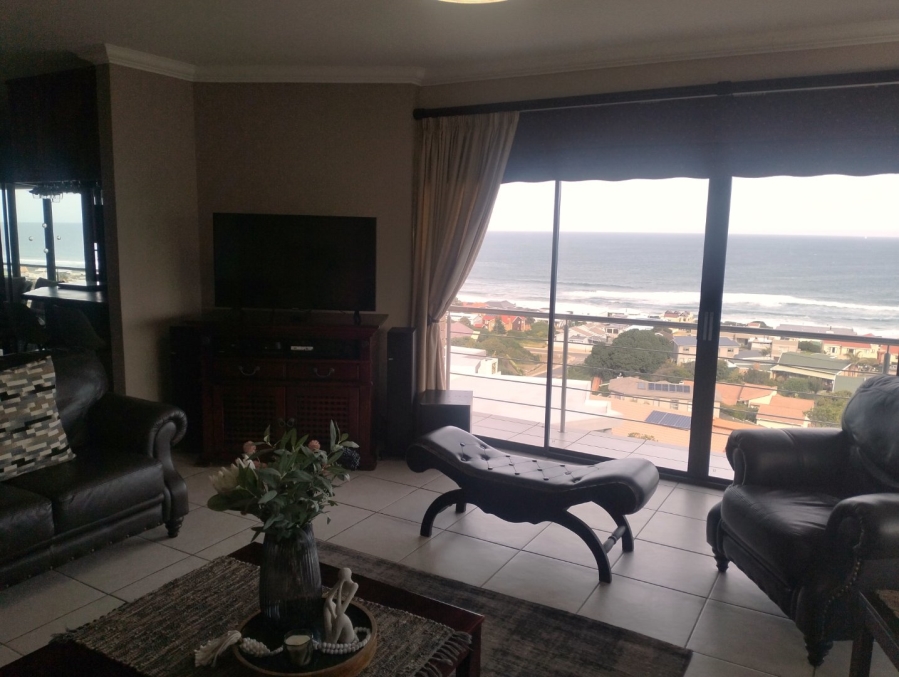 To Let 4 Bedroom Property for Rent in Outeniqua Strand Western Cape